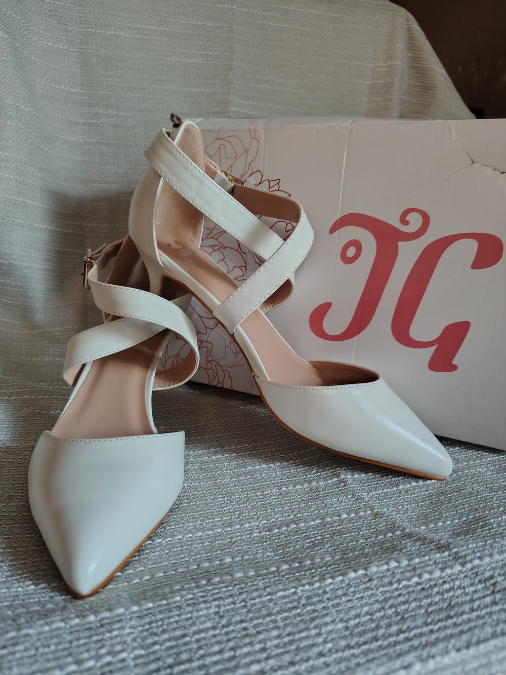 Journee Collection Riva White Pointed Toe Ankle Strap Kitten Heels 7.5 New